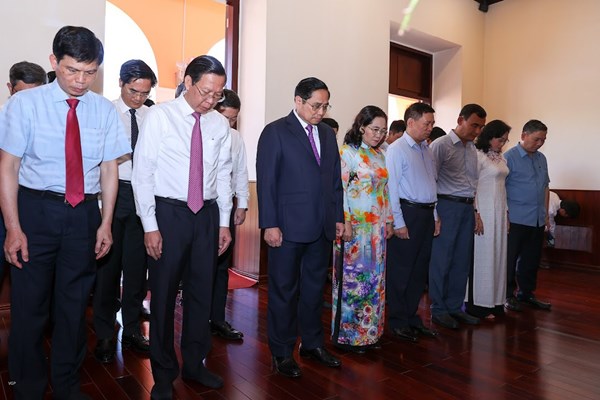 Thủ tướng dâng hương tưởng nhớ 111 năm ngày Bác Hồ ra đi tìm đường cứu nước - Anh 1
