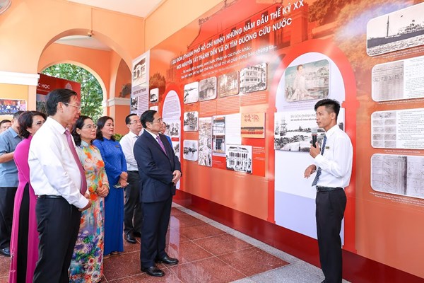 Thủ tướng dâng hương tưởng nhớ 111 năm ngày Bác Hồ ra đi tìm đường cứu nước - Anh 3