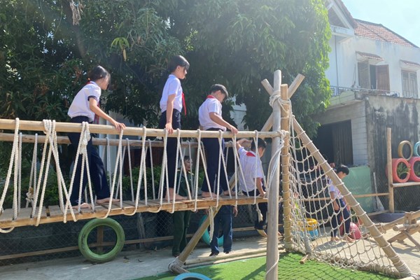 Bảo vệ môi trường từ sân chơi bằng nguyên liệu tái chế - Anh 1