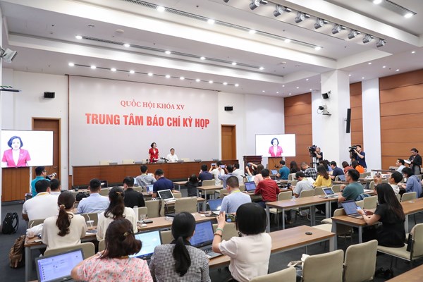 Quốc hội bãi nhiệm và phê chuẩn cách chức Bộ trưởng Bộ Y tế Nguyễn Thanh Long - Anh 4