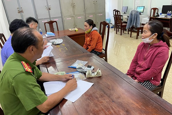 Bắt 2 phụ nữ buôn ve chai lẻn vào nhà dân trộm nhiều tài sản - Anh 1
