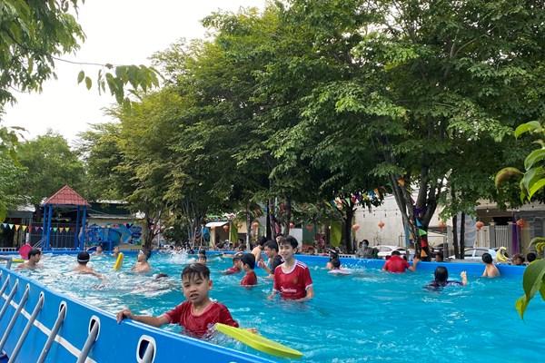 Khó khăn trong dạy bơi cho trẻ em - Anh 1
