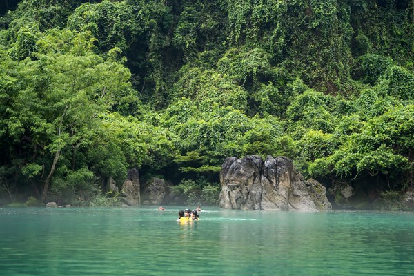 “Viên kim cương xanh” - điểm du lịch mới lạ, độc đáo và tuyệt đẹp tại Phong Nha – Kẻ Bàng - Anh 3