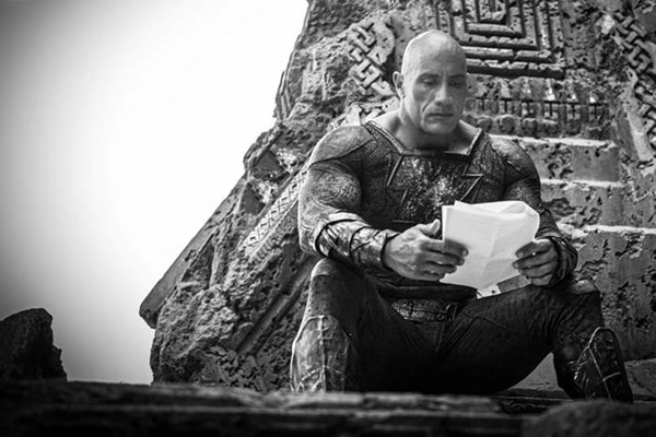 “Black Adam”- bom tấn siêu anh hùng đầu tiên của The Rock tung trailer mãn nhãn - Anh 1