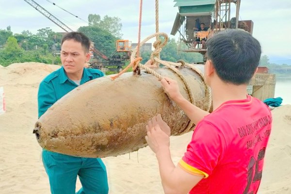 Nghệ An: Trục vớt và tiêu hủy thành công quả bom còn nguyên kíp nổ - Anh 1