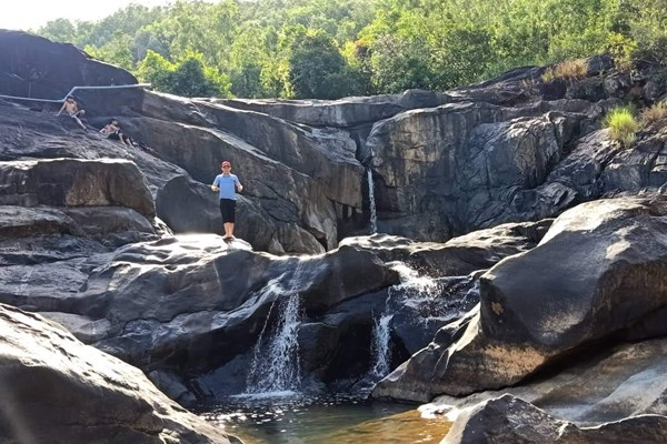 Nguy hiểm từ những điểm du lịch tự phát tại Quảng Ngãi: Tiến hành rà soát và cảnh báo - Anh 1