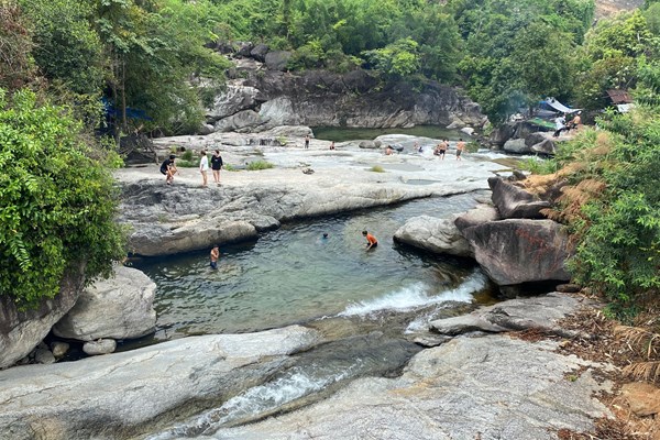 Nguy hiểm từ những điểm du lịch tự phát tại Quảng Ngãi: Tiến hành rà soát và cảnh báo - Anh 2