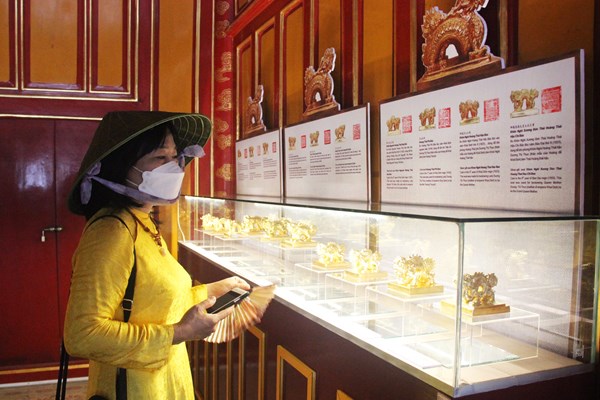 Trưng bày phiên bản Kim ấn triều Nguyễn làm bằng gốm thếp vàng - Anh 2