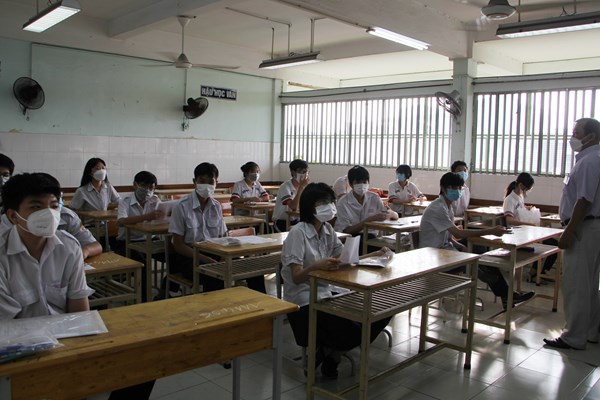 Ngày đầu thi lớp 10 tại TP.HCM: 3 thí sinh bị đình chỉ, vắng 660 em - Anh 1