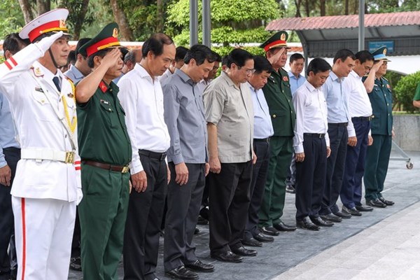 Thủ tướng dâng hương tại Khu di tích lịch sử quốc gia đặc biệt Ngã ba Đồng Lộc - Anh 2