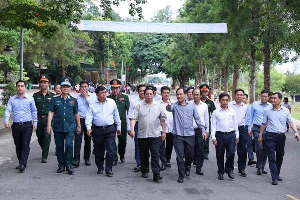 Thủ tướng dâng hương tại Khu di tích lịch sử quốc gia đặc biệt Ngã ba Đồng Lộc - Anh 3