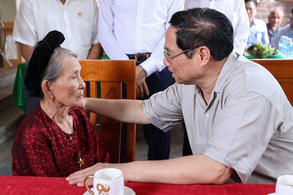Thủ tướng dâng hương tại Khu di tích lịch sử quốc gia đặc biệt Ngã ba Đồng Lộc - Anh 5