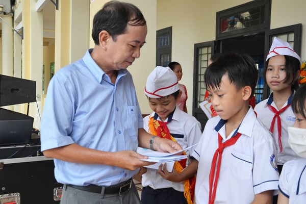 Báo Văn Hóa trao học bổng cho học sinh nghèo vượt khó học giỏi - Anh 2