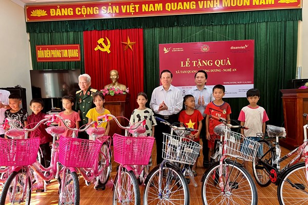 Viện Nghiên cứu Di sản Văn hoá trao quà cho người nghèo, học sinh hoàn cảnh khó khăn - Anh 2