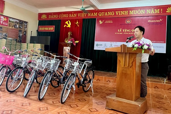 Viện Nghiên cứu Di sản Văn hoá trao quà cho người nghèo, học sinh hoàn cảnh khó khăn - Anh 3