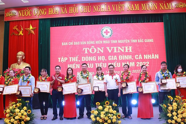 Bắc Giang tôn vinh tập thể, dòng họ, gia đình và cá nhân hiến máu tiêu biểu - Anh 1