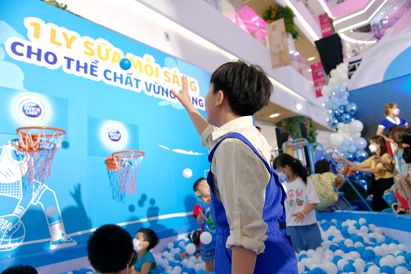Toàn cảnh Ngày Sữa Thế giới 2022 đầy sắc màu: Cô gái Hà Lan mang vạn niềm vui đến với trẻ em Việt - Anh 3