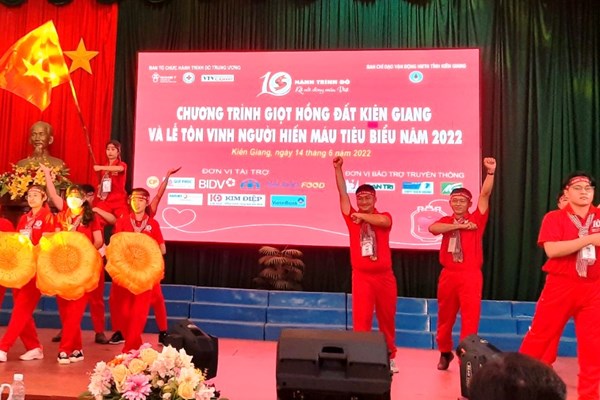 Kiên Giang tôn vinh 101 tấm gương hiến máu tình nguyện tiêu biểu - Anh 1