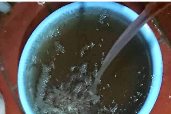 Nước sạch ở TP Vinh bỗng đục như… màu cà phê - Anh 2