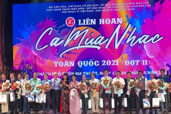 Thêm một lần nữa, các nghệ sĩ phô diễn tài năng giữa Tây Nguyên hùng vĩ - Anh 3