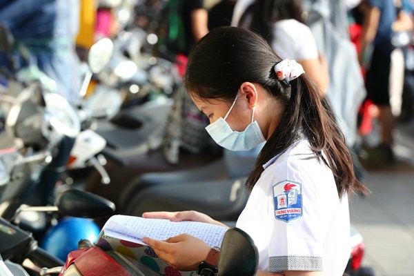 Thi sinh Ha Noi bat dau buoc vao ky thi lop 10 - Anh 7