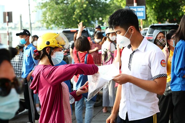 Thi sinh Ha Noi bat dau buoc vao ky thi lop 10 - Anh 6