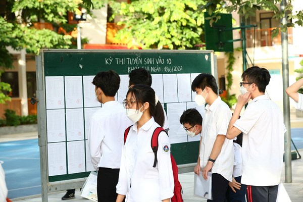 Thi sinh Ha Noi bat dau buoc vao ky thi lop 10 - Anh 10