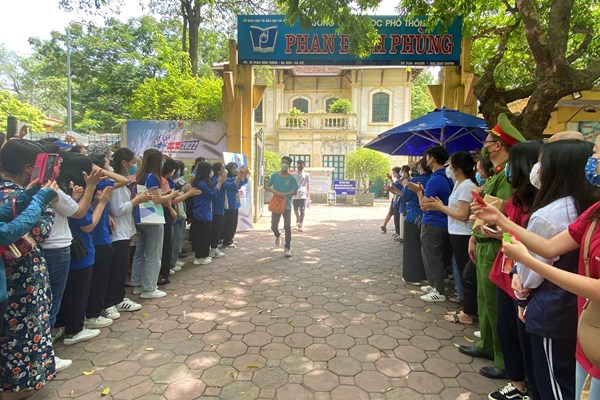 Đề thi môn Ngữ văn vừa sức, có tính phân loại - Anh 10