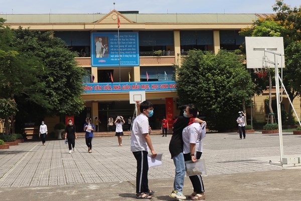 Đề thi môn Ngữ văn vừa sức, có tính phân loại - Anh 12