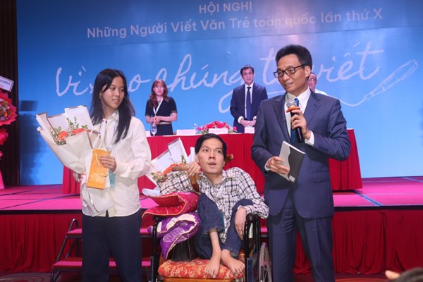 Bộ VHTTDL sẽ đồng hành cùng Hội Nhà văn và những cây bút trẻ để gặt hái thành quả xứng đáng trên “cánh đồng chữ nghĩa” - Anh 2