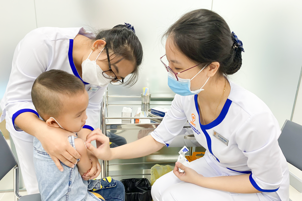 Vắc xin phòng bệnh cho người lớn và trẻ em không bị thiếu và vẫn bình ổn - Anh 1