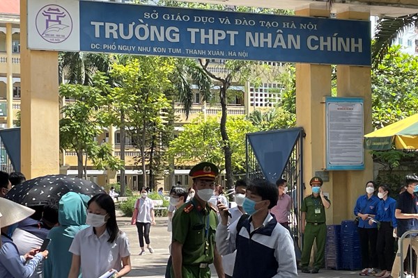 Kết thúc kỳ thi vào lớp 10 công lập: Môn toán không khó đạt điểm 8-9 - Anh 4