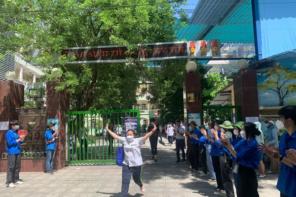 Kết thúc kỳ thi vào lớp 10 công lập: Môn toán không khó đạt điểm 8-9 - Anh 9