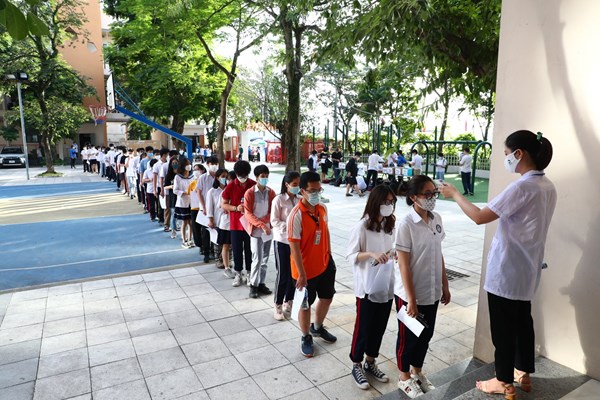 Hơn 16.000 cán bộ, nhân viên phục vụ tại các điểm thi vào lớp 10 Hà Nội - Anh 1