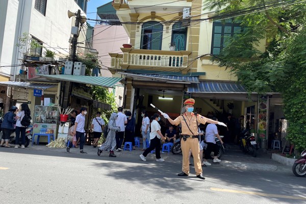 Hơn 16.000 cán bộ, nhân viên phục vụ tại các điểm thi vào lớp 10 Hà Nội - Anh 2