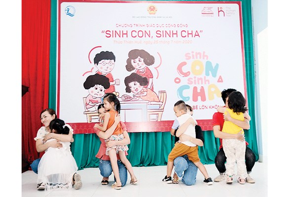 Giáo dục làm cha mẹ để nuôi dạy con tốt - Anh 1
