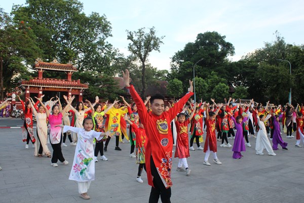 Khởi động tuần lễ Festival Huế 2022: Lan tỏa nét đẹp áo dài - Anh 1