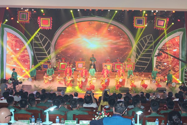 Rực rỡ sắc màu ở Hội diễn Tiếng hát hẹn hò 9 dòng sông - Anh 1