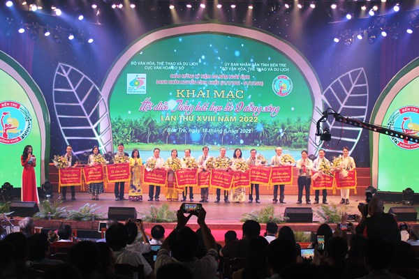 Rực rỡ sắc màu ở Hội diễn Tiếng hát hẹn hò 9 dòng sông - Anh 3