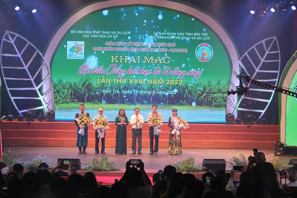 Rực rỡ sắc màu ở Hội diễn Tiếng hát hẹn hò 9 dòng sông - Anh 4