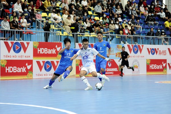 Nhà vô địch gặp khó, Sahako giữ vững ngôi đầu - Anh 1