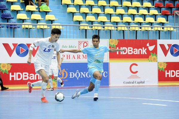 Nhà vô địch gặp khó, Sahako giữ vững ngôi đầu - Anh 3