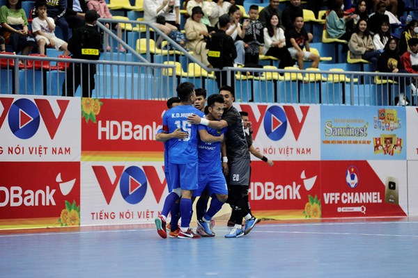 Nhà vô địch gặp khó, Sahako giữ vững ngôi đầu - Anh 2