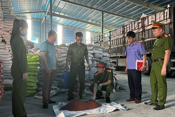 Khởi tố 3 đối tượng về tội sản xuất phân bón giả - Anh 1