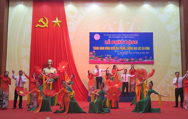 Quảng Bình phát động Tháng hành động quốc gia về phòng, chống bạo lực gia đình - Anh 1