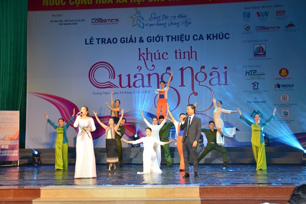 Trao giải, giới thiệu bản sách nhạc “Khúc tình Quảng Ngãi” - Anh 1