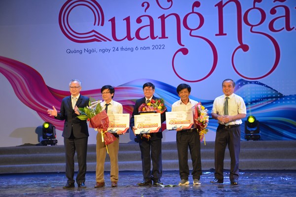 Trao giải, giới thiệu bản sách nhạc “Khúc tình Quảng Ngãi” - Anh 3