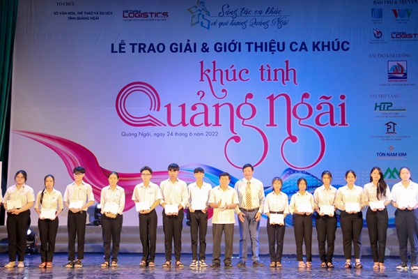 Trao giải, giới thiệu bản sách nhạc “Khúc tình Quảng Ngãi” - Anh 4
