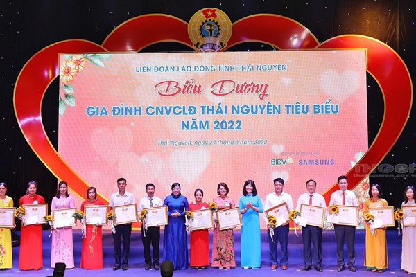 Thái Nguyên: Biểu dương gia đình công nhân viên chức lao động tiêu biểu - Anh 1