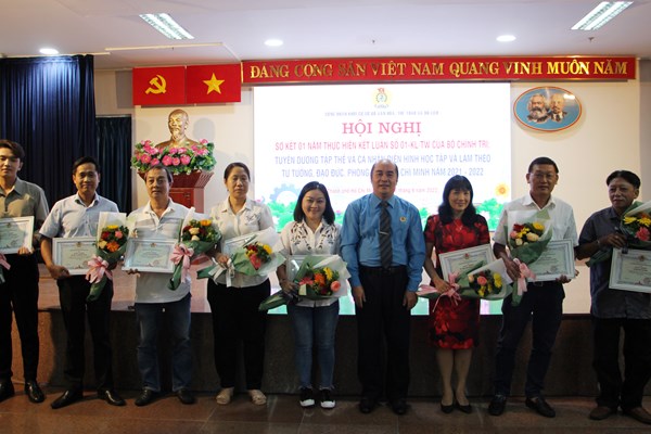 Công đoàn khối cơ sở Bộ VHTTDL tuyên dương gương điển hình học tập và làm theo Bác, gia đình tiêu biểu và học sinh giỏi năm 2022 - Anh 2